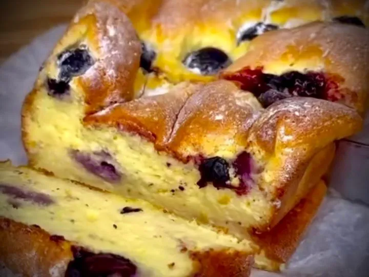 Slăbești mâncând! Cheesecake proteic cu lămâie și afine