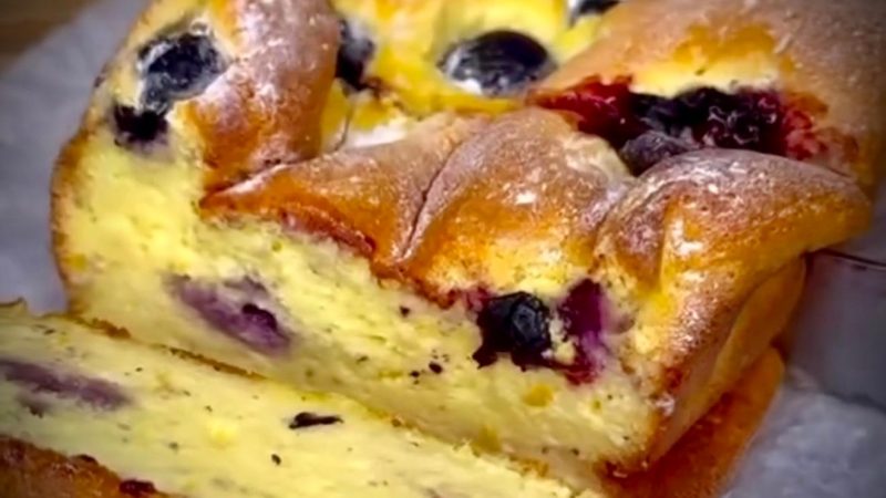 Slăbești mâncând! Cheesecake proteic cu lămâie și afine