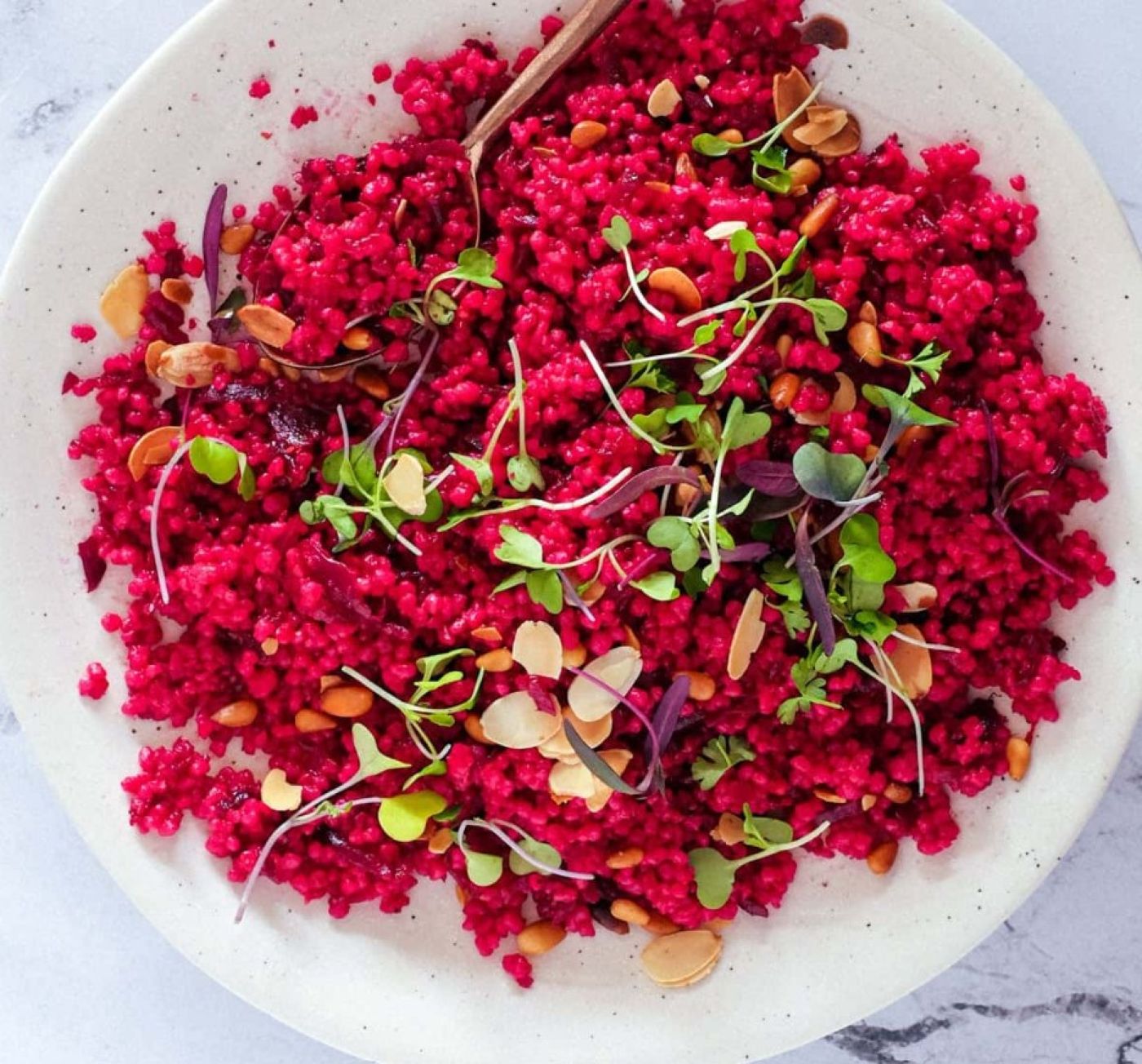 Cușcuș israelian cu sfeclă roșie, un preparat delicios, pentru vegeteriani. Rețeta e o încântare pentru ochi 