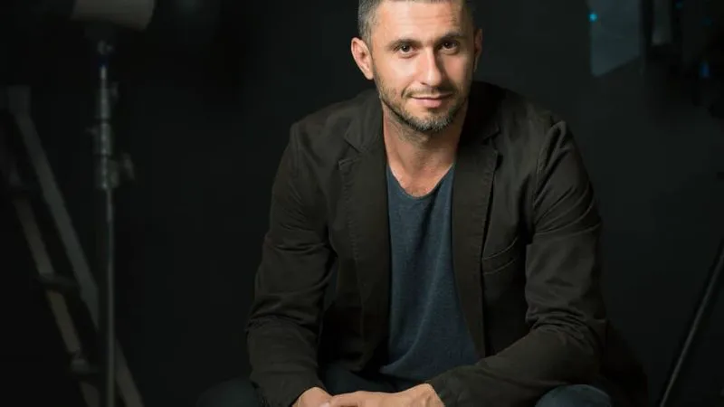 Dragoș Bucur, scandal cu vecinii, de Sfântul Ilie. Actorul a ieșit în stradă după o noapte albă: „Parcă eram în Trafic” – VIDEO