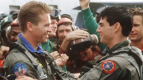 Tom Cruise face dezvăluiri despre regretatul Val Kilmer. Reuniunea din „Top Gun: Maverick” era să nu aibă loc