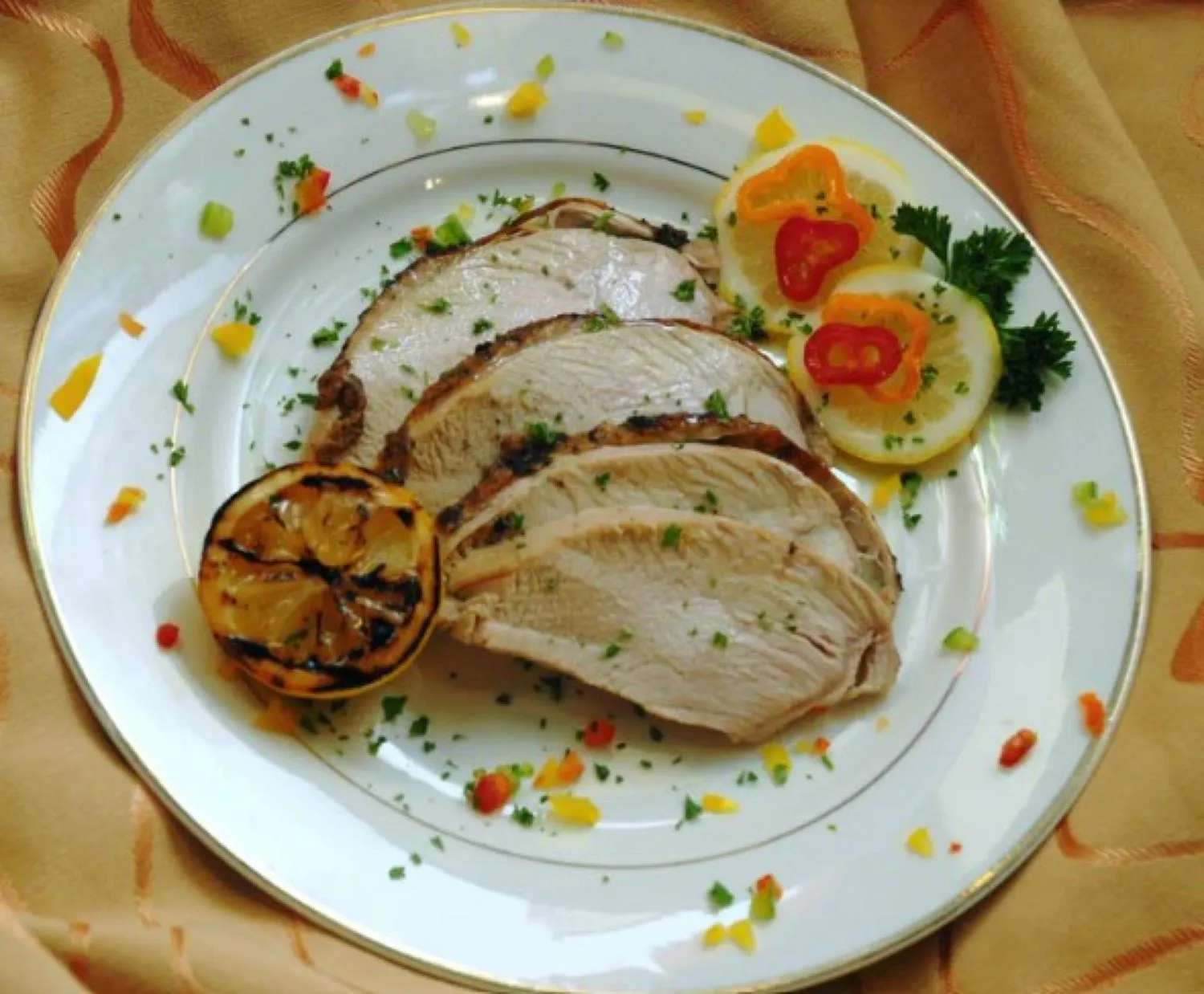 Curcan jamaican la cuptor, o delicatesă de care vă veți îndrăgosti pe loc. Rețeta perfectă pentru o cină festivă