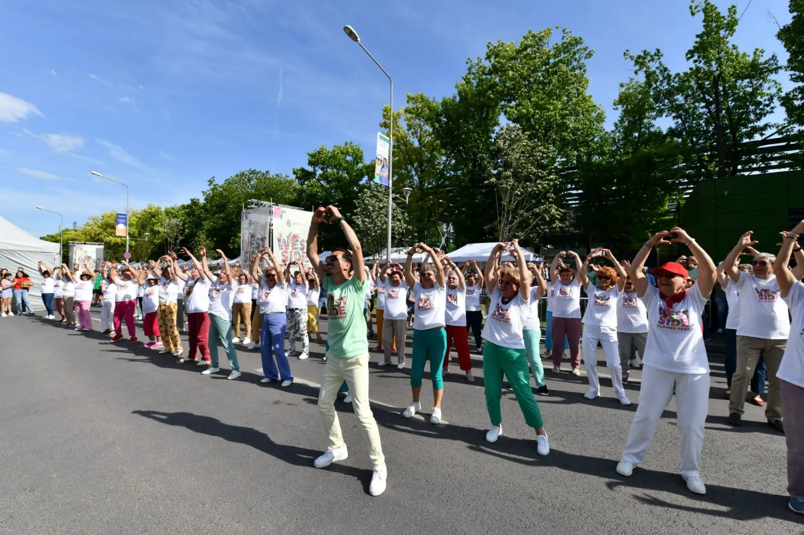 Începe West Side Flower Fest, cel mai mare festival al florilor din România, ediția a treia. Amenajări gigant din flori și plante