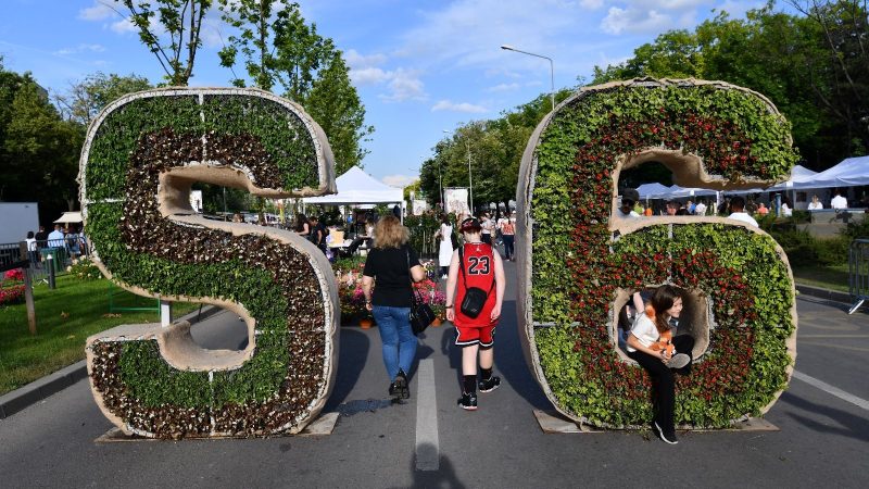 Începe West Side Flower Fest, cel mai mare festival al florilor din România, ediția a treia. Amenajări gigant din flori și plante