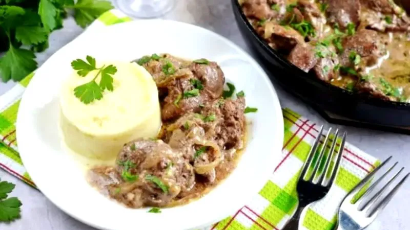 Ficăței de pui toscan cu vin alb și salvie. O rețetă rustică și savuroasă