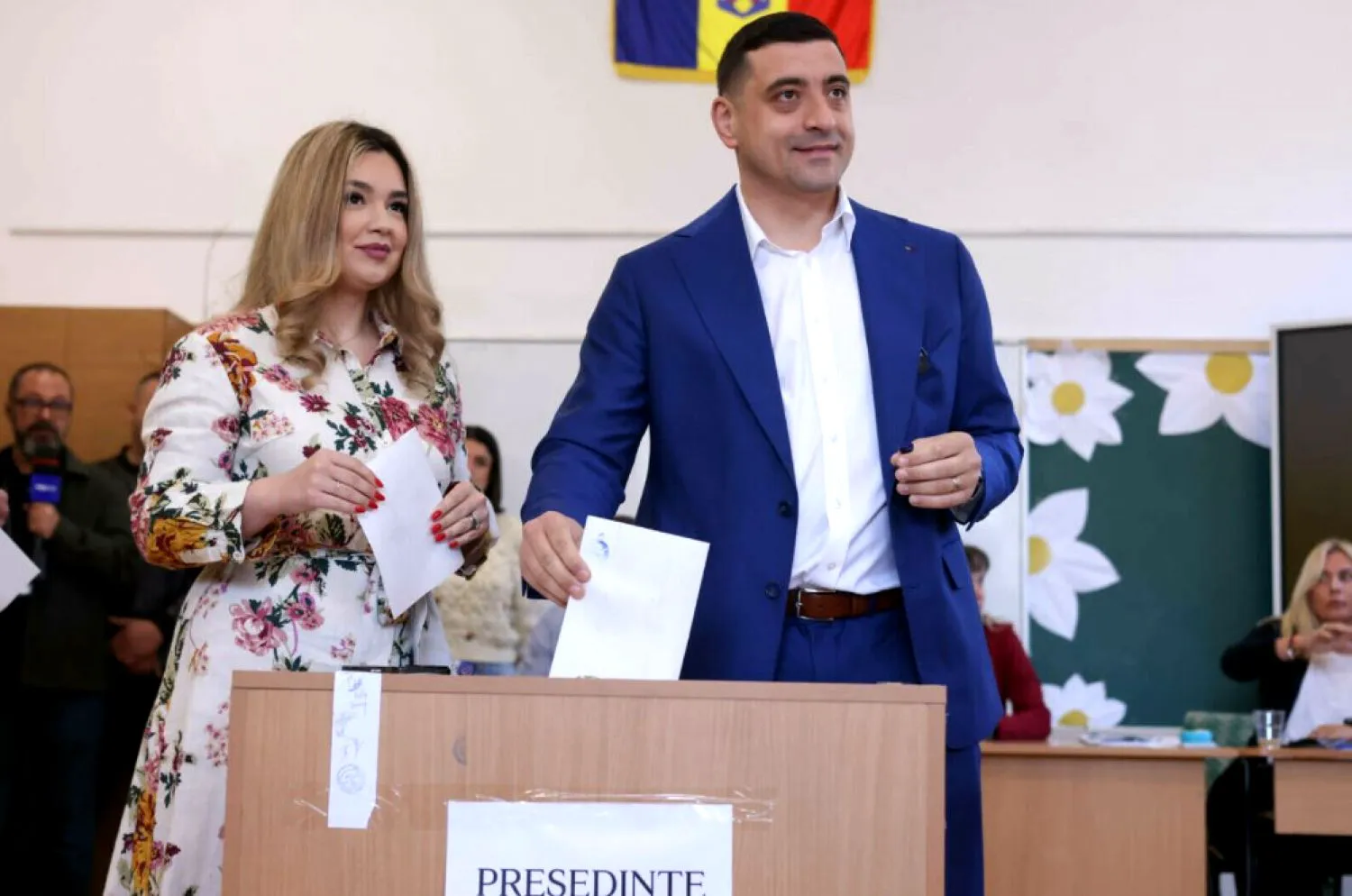 Concubina Iulia Albu o critică pe concubina lui Nicușor Dan și îl ridică în slăvi pe George Simion