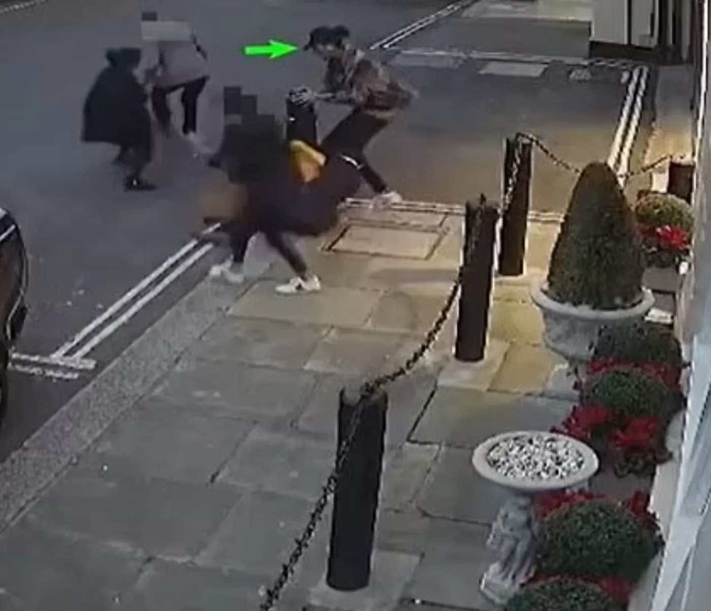 Străzile exclusiviste din Londra nu mai sunt sigure pentru plimbare. Hoții înarmați au transformat capitala, poliția a luat atitudine