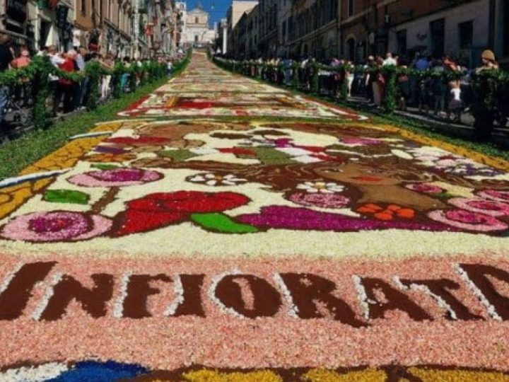 Infiorata, cel mai spectaculos festival al italienilor, îmbracă străzile orașului în covoare imense de flori. Evenimentul datează din 1778