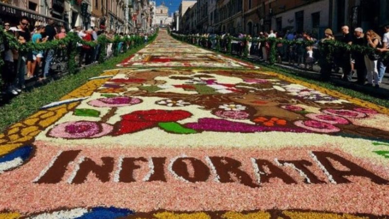 Infiorata, cel mai spectaculos festival al italienilor, îmbracă străzile orașului în covoare imense de flori. Evenimentul datează din 1778