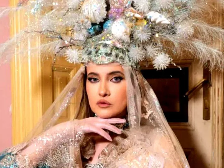 Casa Iuliei Albu, mai spectaculoasă decât te-ai fi așteptat! Statuia uriașă care domină salonul vilei istorice