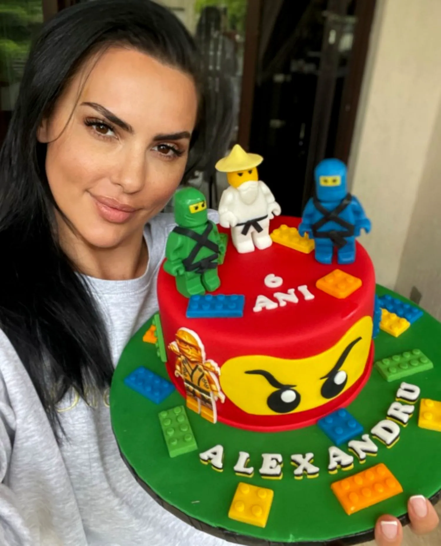 „Soarele” lui Ștefan Bănică și al Laviniei a împlinit șase ani. Ce tort spectaculos i-au făcut părinții. Foto