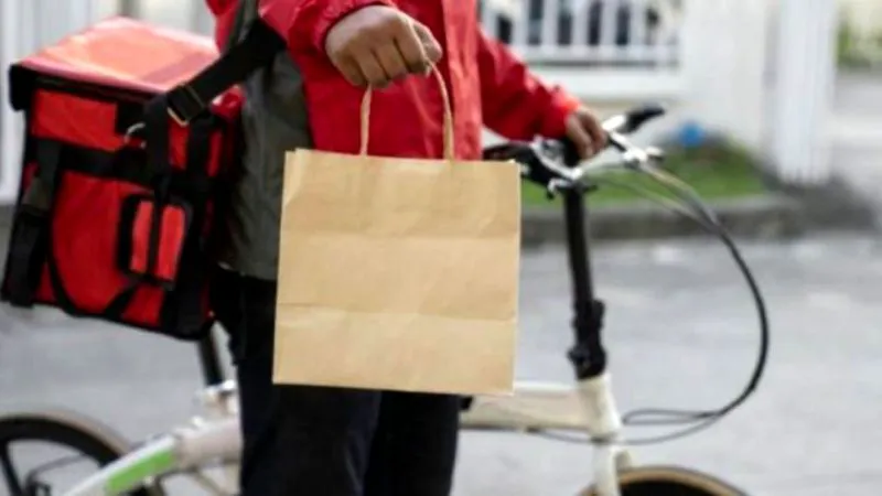 Imaginea care-ți rupe sufletul cu tatăl livrator. O Românie întreagă a lăcrimat