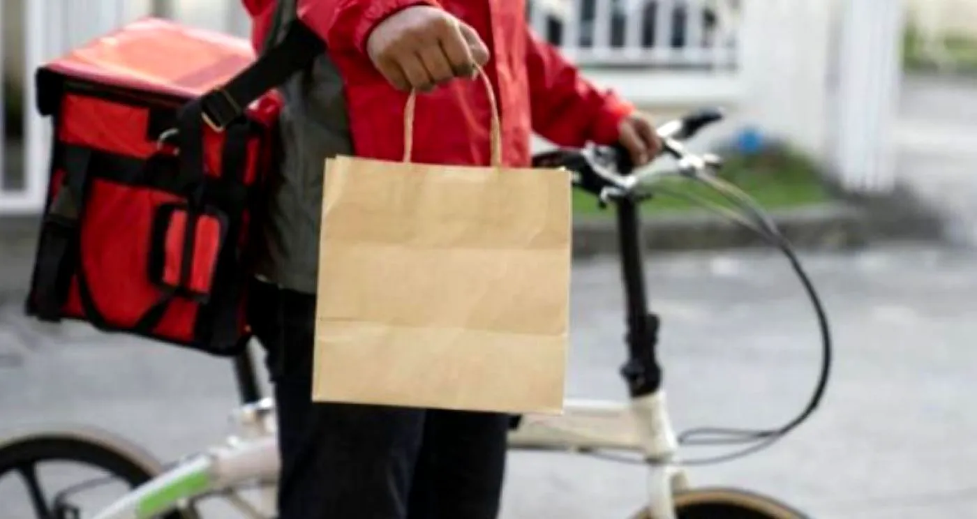 Imaginea care-ți rupe sufletul cu tatăl livrator. O Românie întreagă a lăcrimat