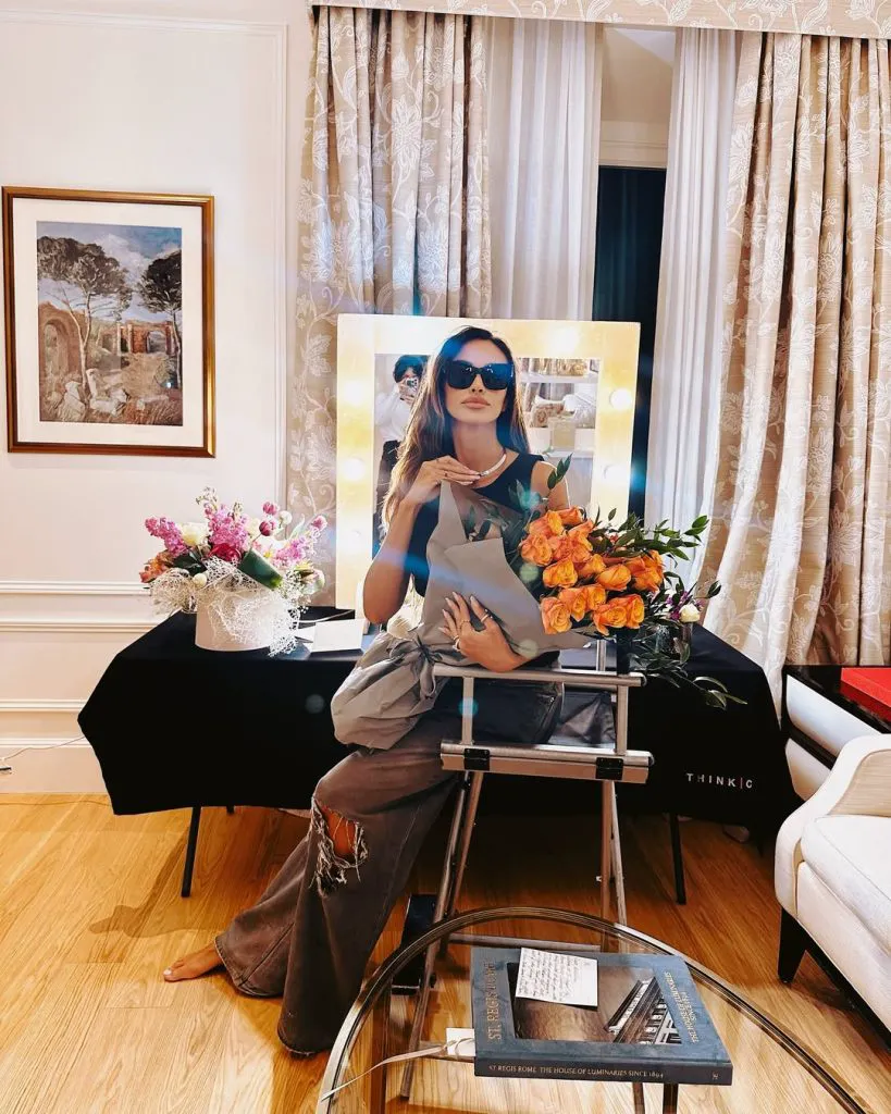 Robbie Williams i-a făcut un show privat Mădălinei Ghenea, la ziua bossului Ray-Ban