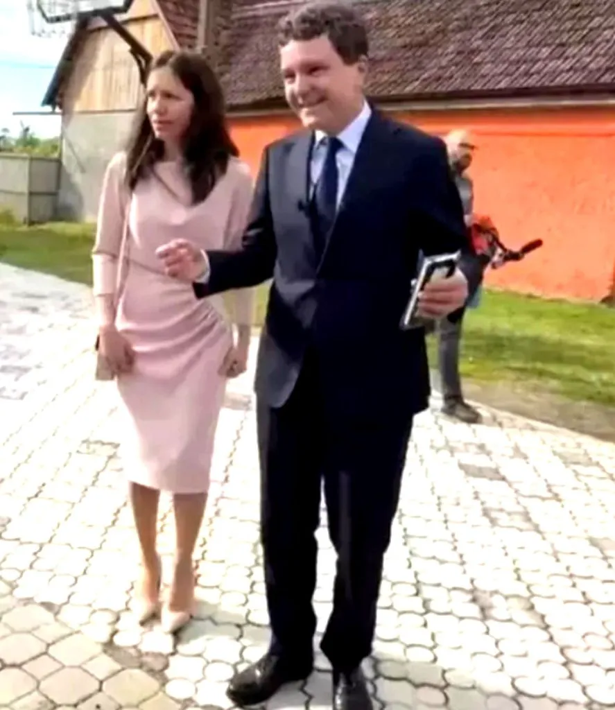 Concubina Iulia Albu o critică pe concubina lui Nicușor Dan și îl ridică în slăvi pe George Simion