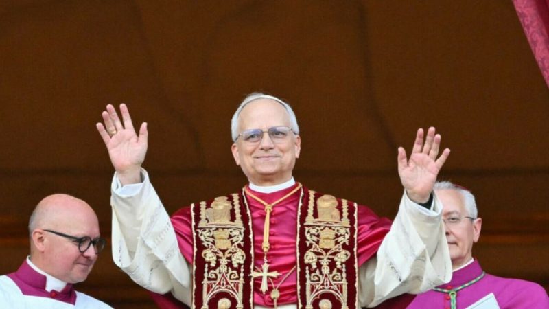 Prima binecuvântare a Papei Leon al XIV-lea. „Să fim o singură lume în pace mulțumită Papei Francisc”