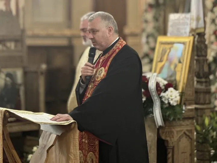 Părintele Cărămizaru, îndurerat de moartea lui Mircea Câmpeanu. A oficiat slujba cu multă suferință