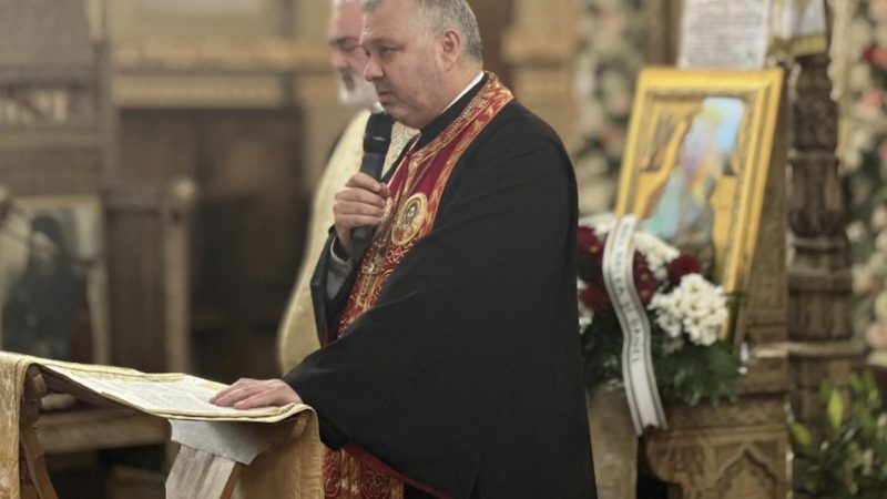 Părintele Cărămizaru, îndurerat de moartea lui Mircea Câmpeanu. A oficiat slujba cu multă suferință