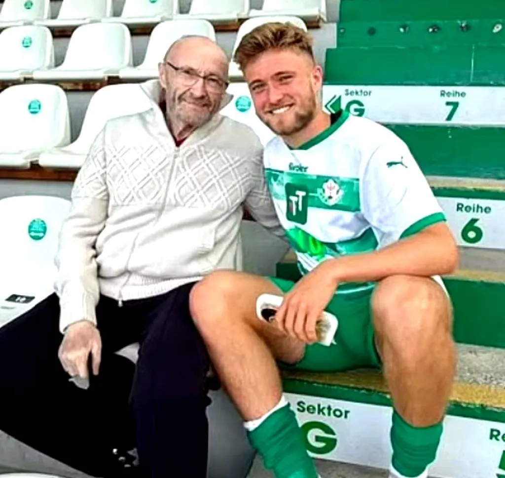 Fiul lui Phil Collins, Matthew, în vârstă de 20 de ani, într-o fotografie rară pe Instagram cu tatăl său, în timp ce îl susține la meci. Băiatul e fotbalist