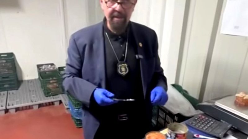 Cristian Popescu Piedone a demonstrat cum fură firmele care produc tone de conserve. „În buzunarul cui intră bănuțul ăsta?”