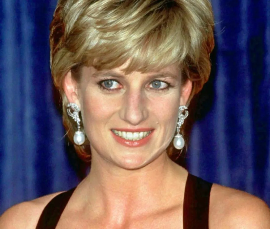 Prințul Harry a apelat la un medium ca să vorbească cu mama sa. Prințesa Diana, „dependentă de ghicitori nebuni”