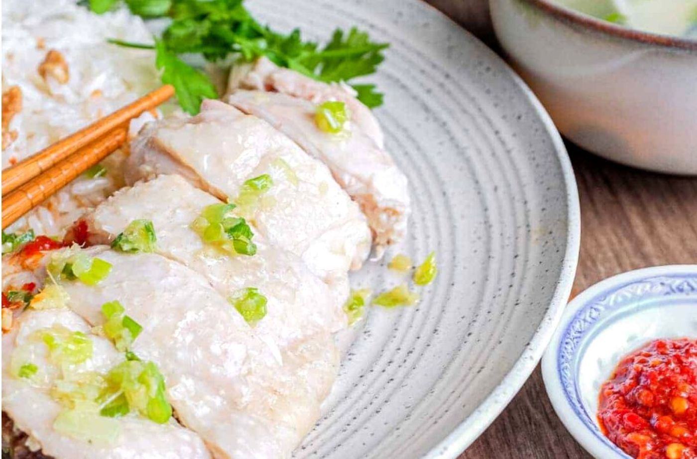 Fabulosul pui cu orez Hainan. Rețeta datează de la începuturile diasporei chineze