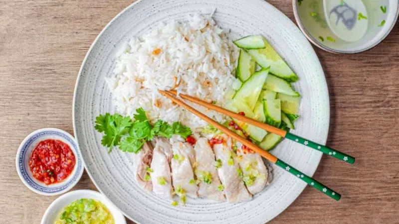 Fabulosul pui cu orez Hainan. Rețeta datează de la începuturile diasporei chineze