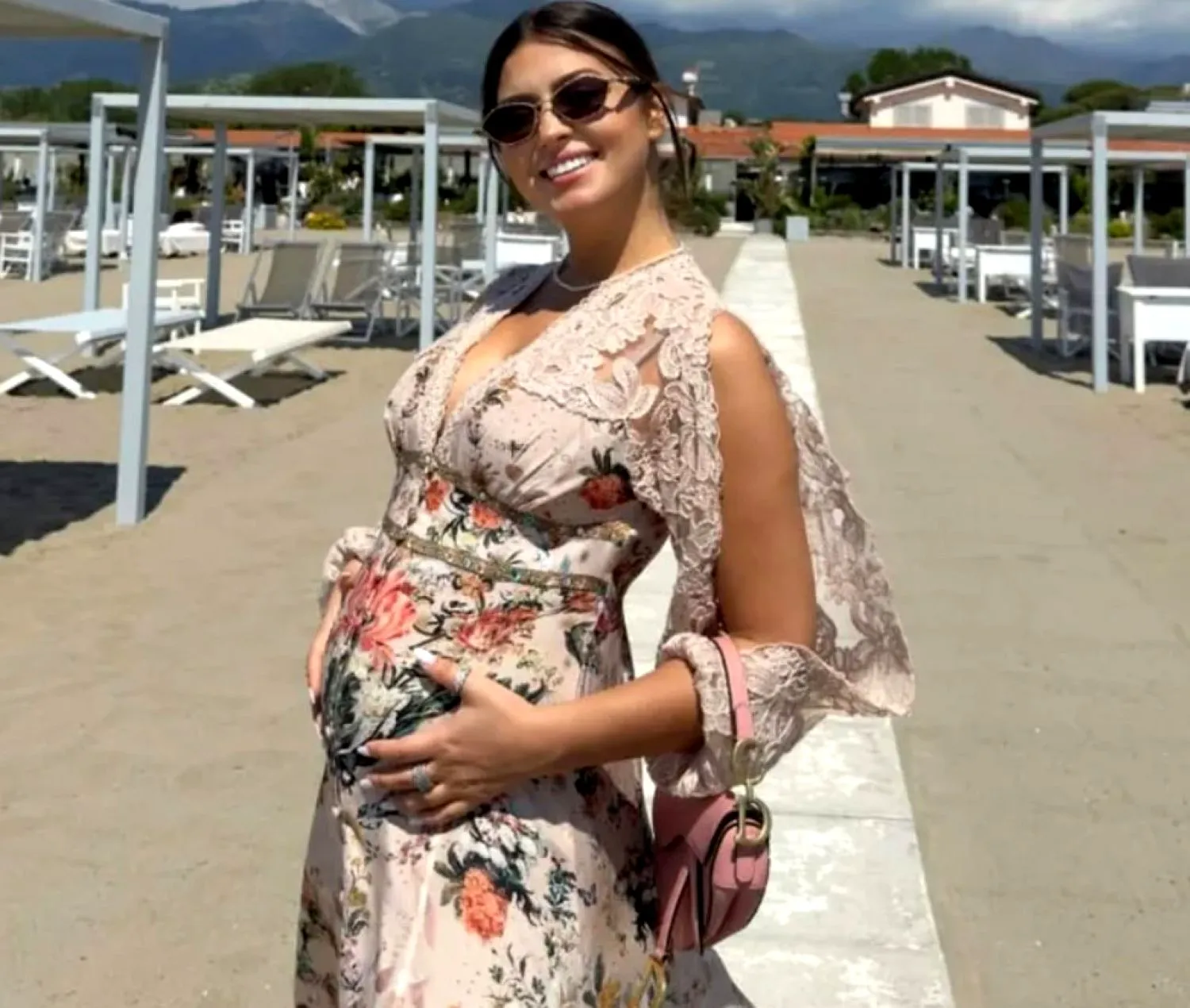 Gabi Bădălău nu-și mai încape în piele de fericire. A deschis cea mai scumpă sticlă de șampanie