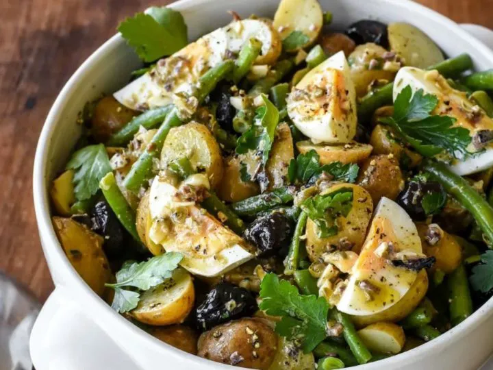 Salată de cartofi și fasole verde în stil francez. O rețetă excelentă pentru prânz