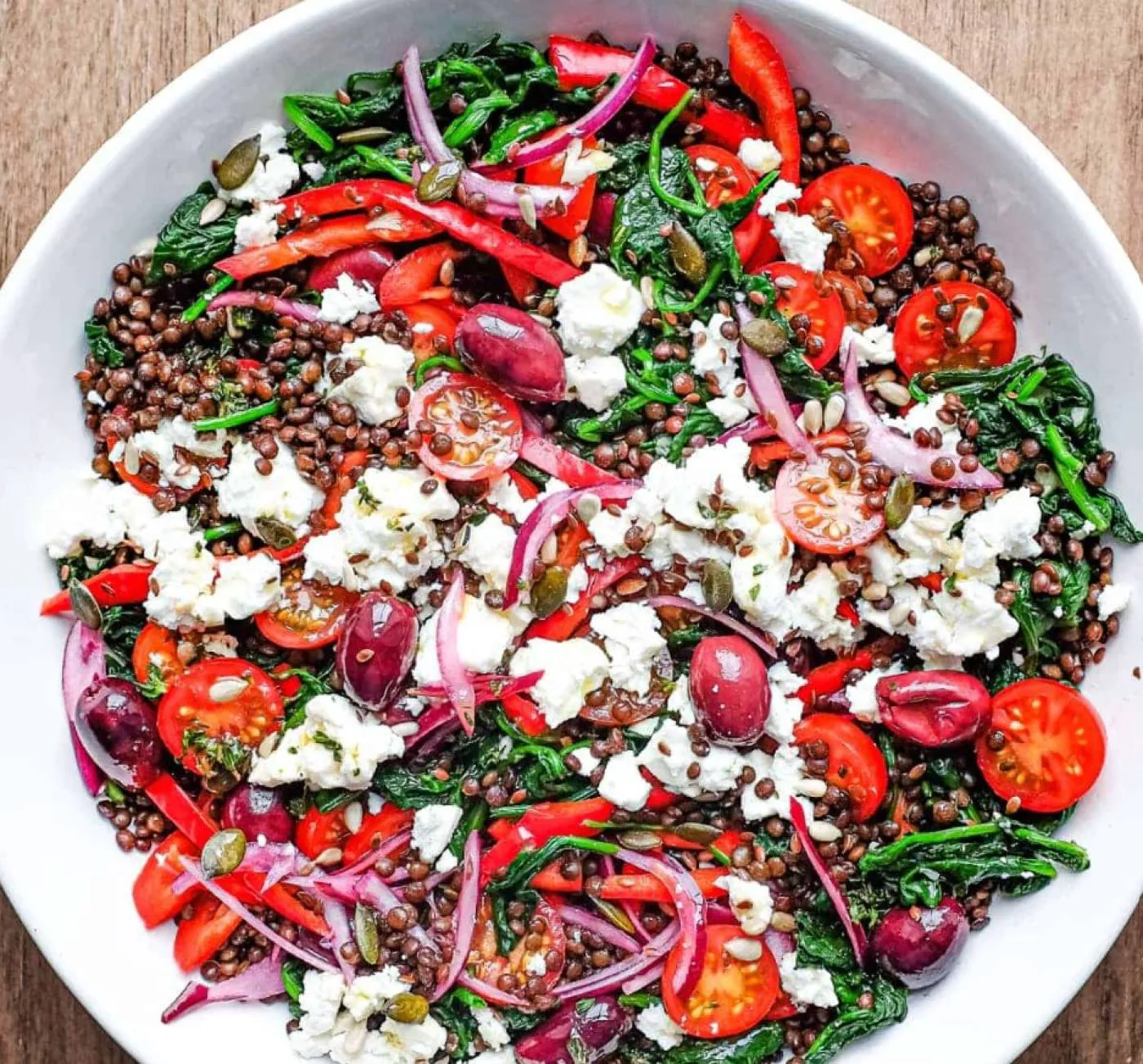 Salată grecească cu linte, spanac, roșii cherry și brânză feta. Rețeta e un spectacol!