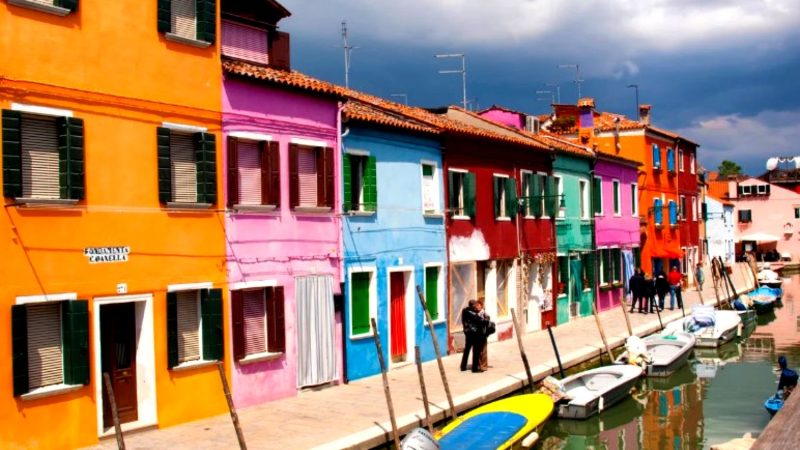 Burano, un curcubeu pe apă. Legenda satului unde fiecare casă are altă culoare
