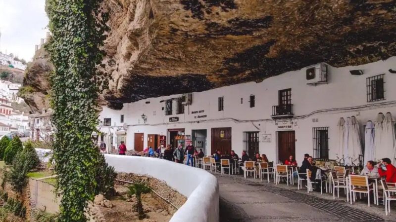 Setenil de las Bodegas, satul unic în lume. Casele locuitorilor sunt construite sub stânci