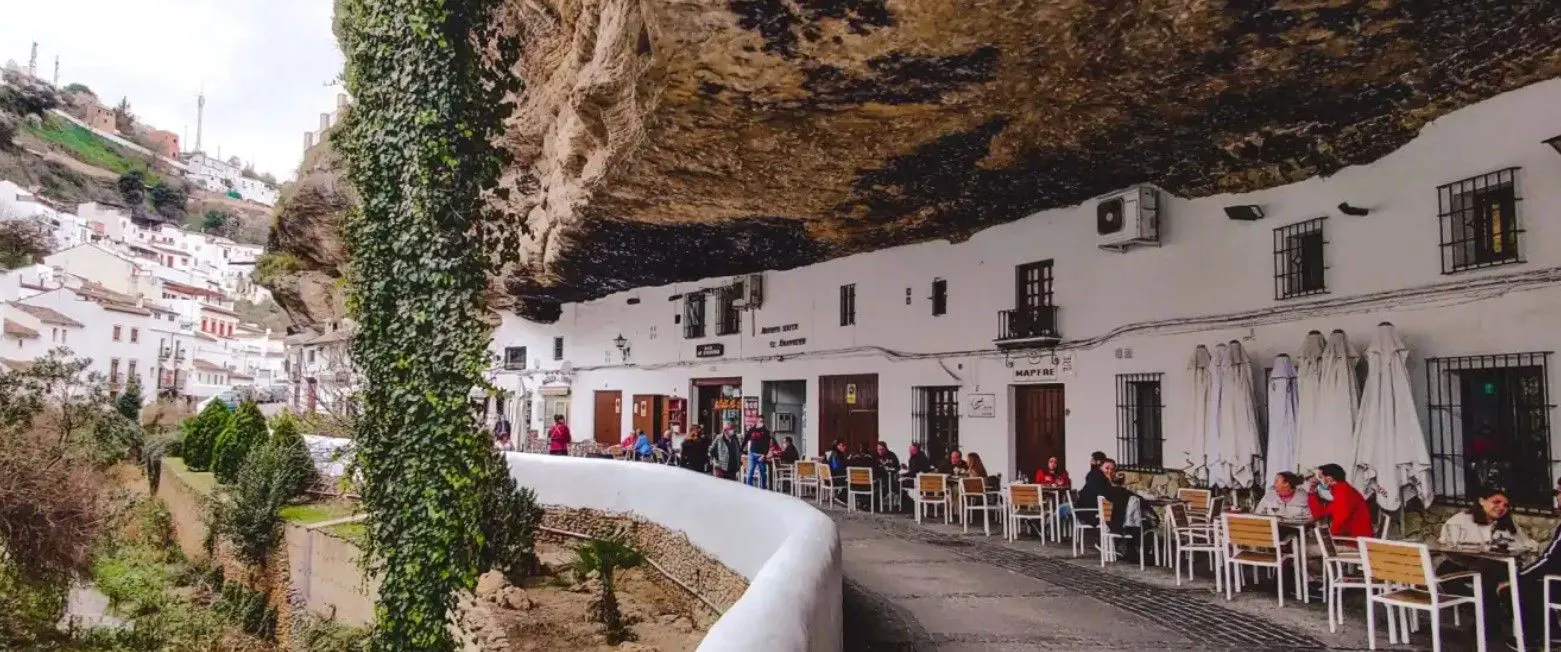 Setenil de las Bodegas, satul unic în lume. Casele locuitorilor sunt construite sub stânci
