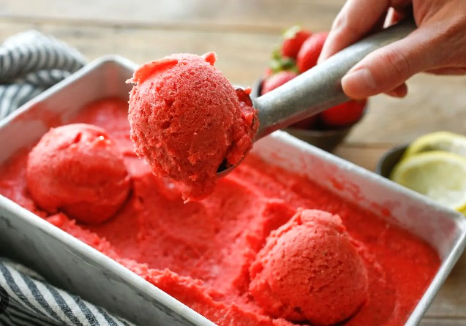 Sorbet de căpșuni cu scorțișoară și lămâie, desertul portughez care vă îndulcește vara. Rețeta unui desert răcoritor
