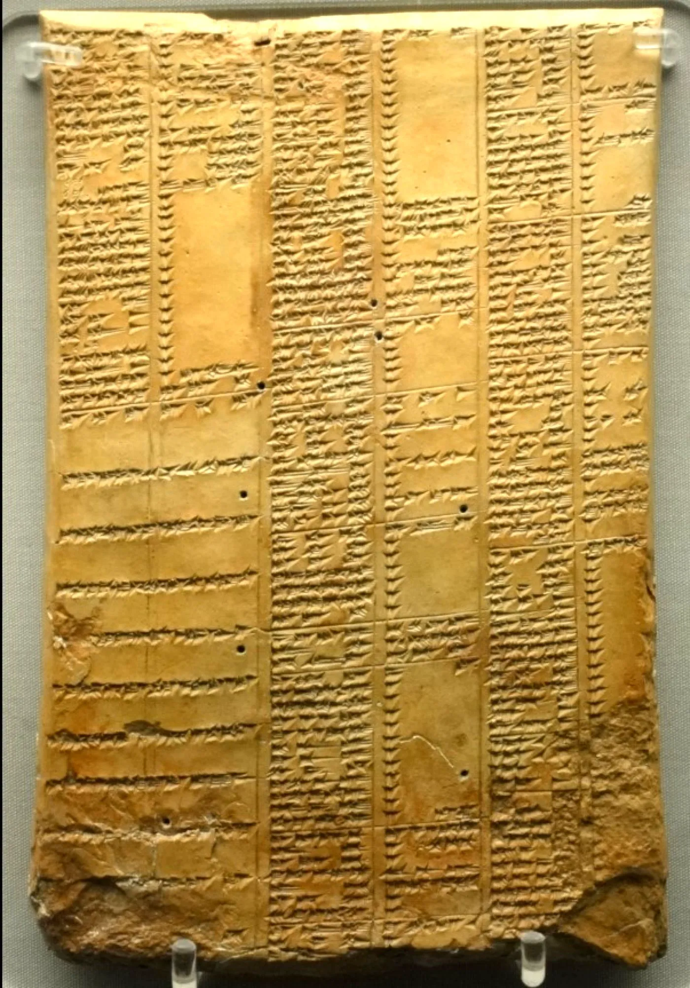 Cea mai veche bibliotecă din lume. Printre manuscrise se află și capodopera Epopeea lui Ghilgameș