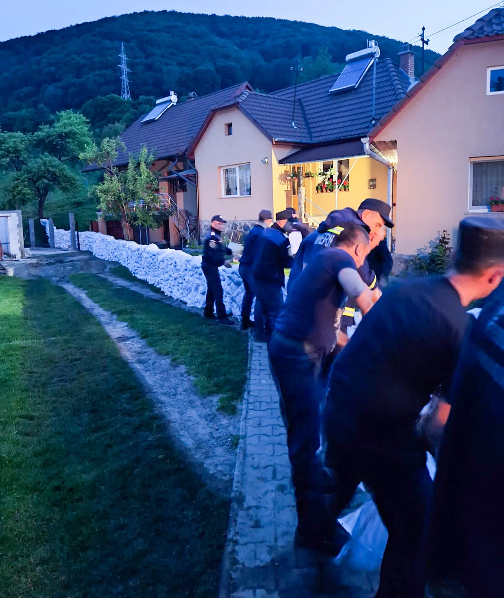 Drumul public din zona Salinei Praid a fost restricționat. Autoritățile anunță noi măsuri urgente 