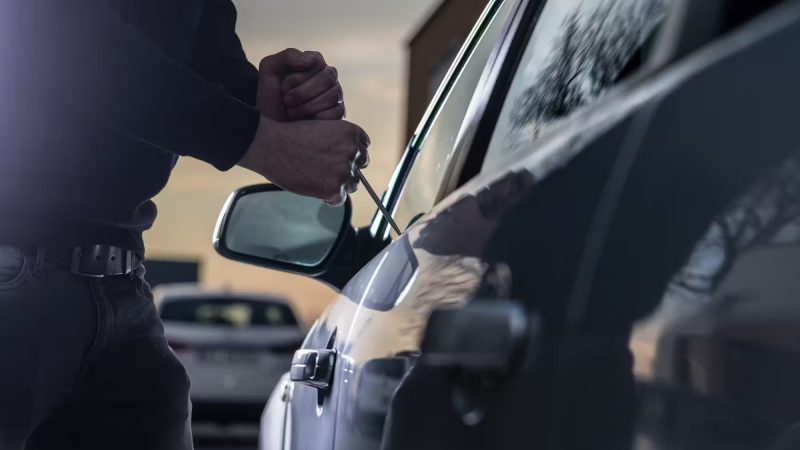 Un bărbat de 62 de ani i-a umilit pe hoții care i-au furat mașina, dar și pe polițiști. Omul și-a făcut dreptate ajutat de soție