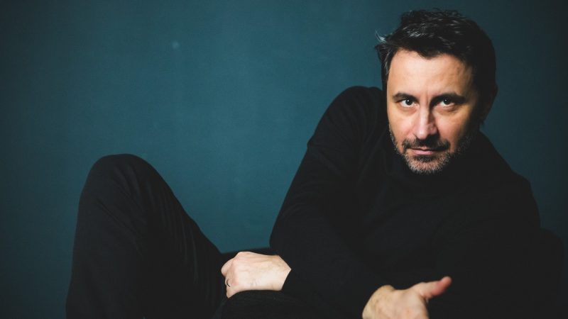 De ce este atât de iubit Adrian Nour, artistul dat afară de la Teatrul de Operetă. E prima victimă a „scăderii deficitului”