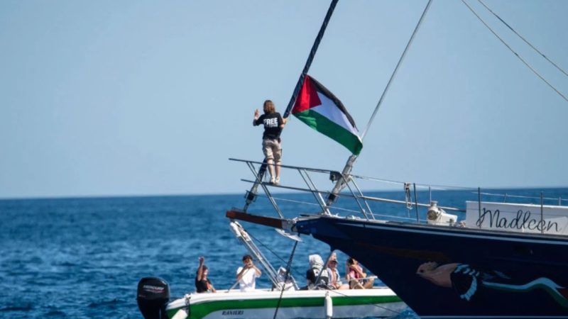 Cocoțată pe prova unei bărci, activista Greta Thunberg anunță că a pornit spre Gaza. Armata israeliană, pregătită să atace nava