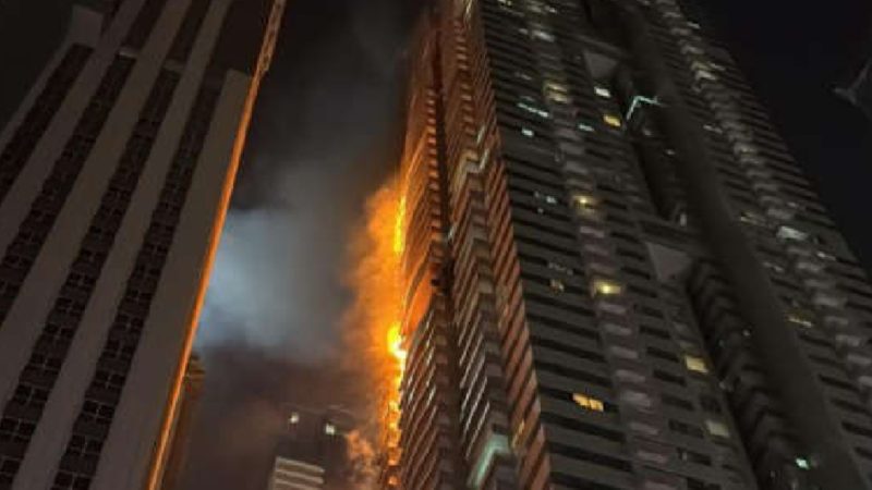 Zgârie nori din Dubai, cuprins de flăcări. Mii de oameni, fugiți din calea incendiului, fac acuzații