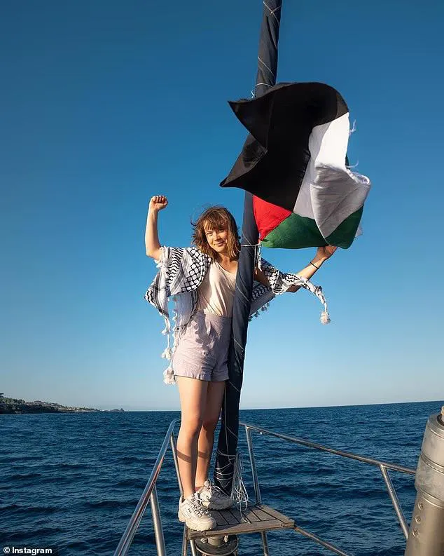 Cocoțată pe prova unei bărci, activista Greta Thunberg anunță că a pornit spre Gaza. Armata israeliană, pregătită să atace nava 