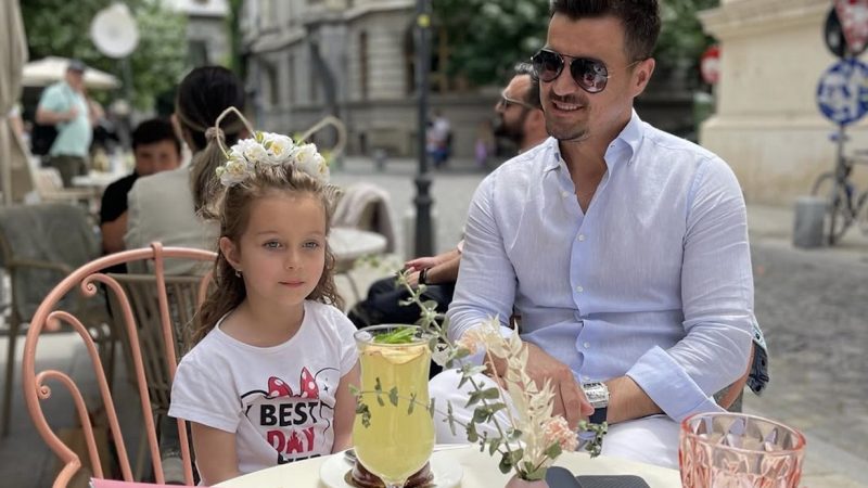Fetița Elenei Udrea și tăticul cântă de bucurie fiindcă o așteaptă acasă. Au apărut însă alte piedici în procesul ei