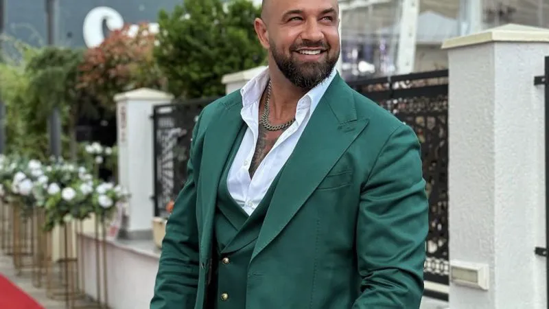 Alex Bodi râde de Dan Alexa și Gabi Tamaș și relatează ce i s-a întâmplat în restaurantul unde erau să se bată. Cauza: un triunghi amoros