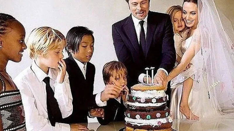 Gemenii Angelinei Jolie și ai lui Brad Pitt, în vârstă de 16 ani, sunt copia fidelă a celebrilor părinți: ea cu mama, el cu tata