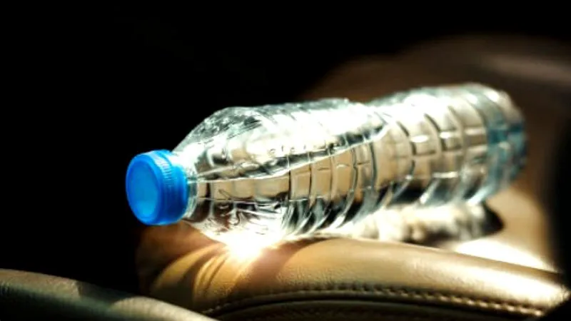 Specialiștii trag un semnal de alarmă: nu consumați apa lăsată în mașină pe caniculă. Acest obicei are consecințe serioase asupra sănătății