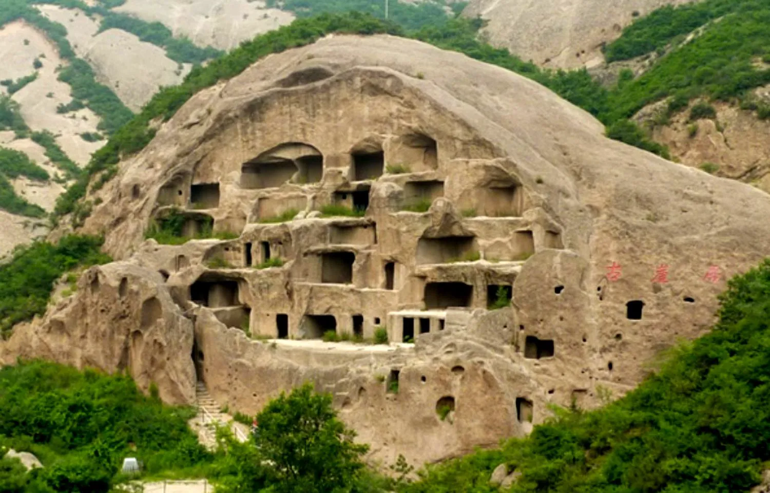 Casele din peșteri al chinezilor. Au apă curentă, electricitate, dar intrările sunt acoperite cu hârtie de orez