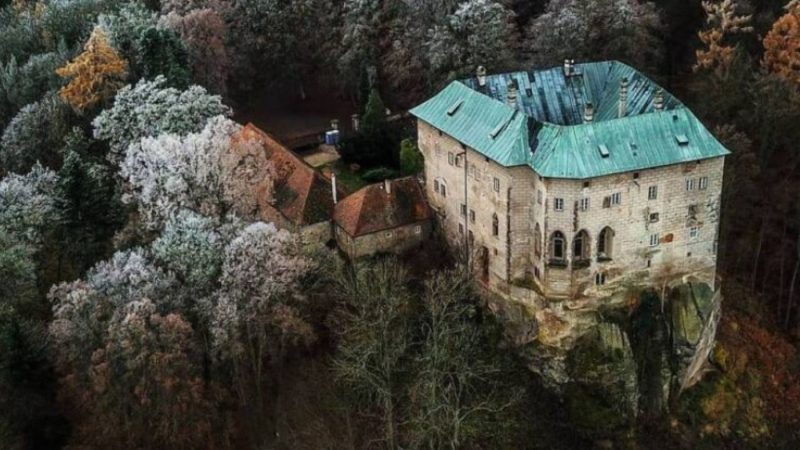 Castelul care acoperă o groapă fără fund de unde au ieșit demoni și creaturi înaripate. Locul este bântuit de vrăjitorul nemuritor