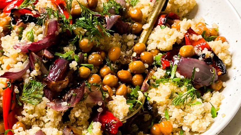 Bucuria verii: salată de ardei copt, cu năut crocant, quinoa și sos picant de lămâie. Veți îndrăgi această rețetă