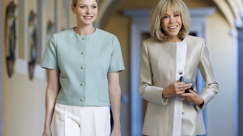 Întâlnire de gradul 3 între Prințesa Charlène și Brigitte Macron. Un personaj neașteptat s-a insinuat între ele – Foto