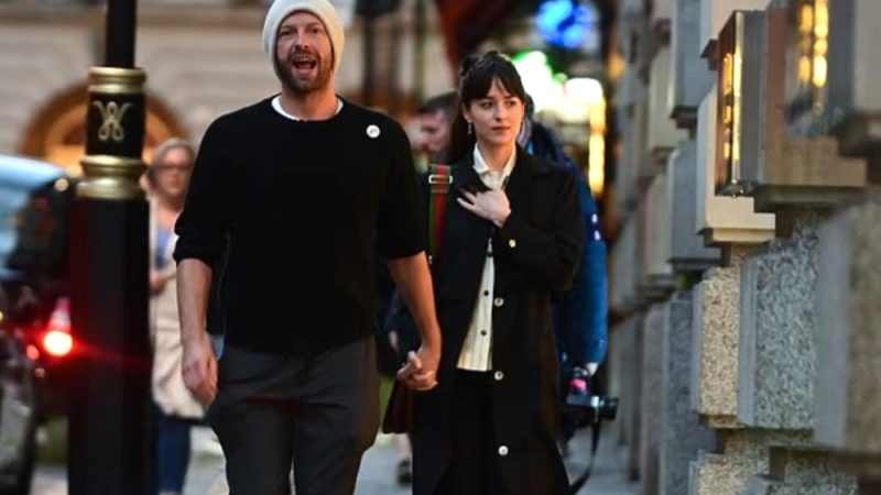 Actrița Dakota Johnson și Chris Martin de la Coldplay s-au despărțit după 8 ani
